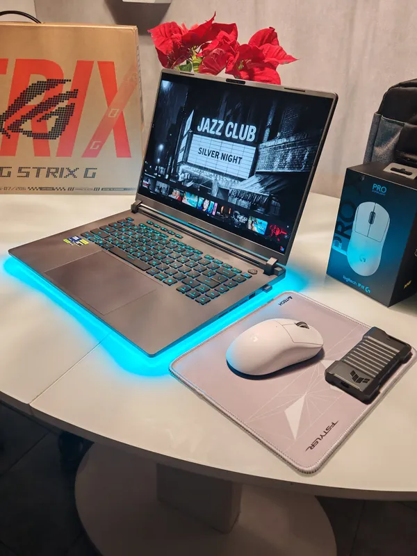 Ноутбук ASUS ROG Strix с подсветкой на рабочем столе после настройки