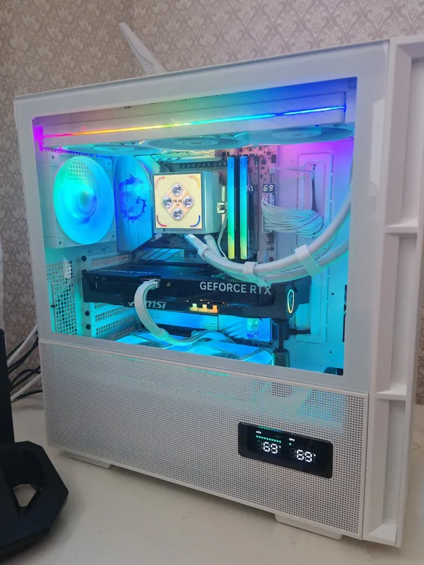 Белый ПК с подсветкой: СЖО Thermalright и видеокарта GeForce RTX за стеклом